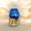 Vase en Verre Soufflé bleu sur racine Bois de teck - Élégance Naturelle