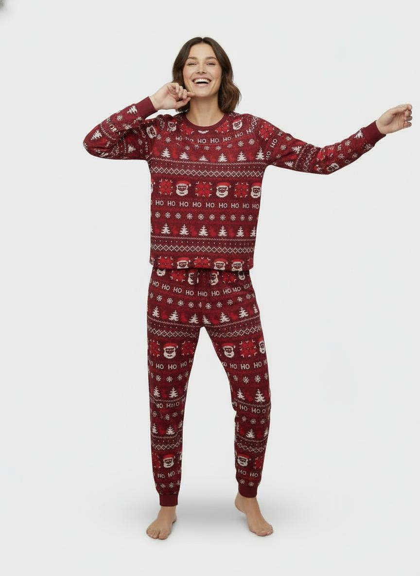 Vrouw in rode kerstpyjama Ho Ho Ho met sneeuwvlokken