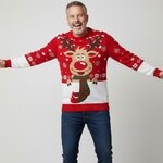 Man in rode kersttrui Rudolph van biologisch katoen met sneeuwvlokken