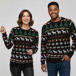 Foute kersttrui In het bos zwart met rendieren, gedragen door een stel
