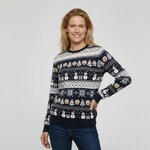 Vrouw in blauwe jacquard kersttrui met kerstbomen en sneeuwvlokken