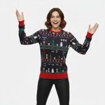Vrouw in kersttrui Retro Gaming met gepixelde sneeuwvlokken en snoepjes