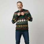 Man in foute kersttrui Fijne feestdagen met Kerstmannen en kerstbomen
