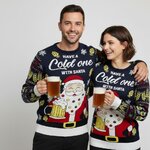Feestend stel in kersttrui met lichtjes Beer