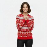 Vrouw in rode kersttrui van biologisch katoen met witte jacquardmotieven