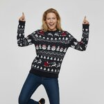 Lachende vrouw in nachtblauwe kersttrui Sneeuwstorm van biologisch katoen