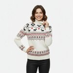 Vrouw in gebroken witte coltrui met rood-zwarte kerstmotieven