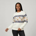 Vrouw in witte kersttrui Witte avond met jacquardband en rendieren