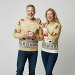 Foute kersttrui Nooit zonder koekje beige met gemberkoekmannetjes, gedragen door een stel