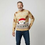 Man in beige kersttrui Nooit zonder koekje met gemberkoekmannetjes en Kerstman