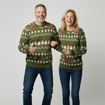 Stellen in kaki foute kersttrui met kerstbomen en rode slee