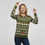 Vrouw in kaki foute kersttrui met witte kerstbomen