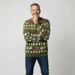 Man in kaki kersttrui van biologisch katoen met sneeuwpoppen