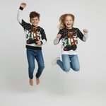 Jongen en meisje in kinderkersttrui Rudolph op de sneeuwscooter