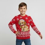 Jongen in rode foute kersttrui Klein hondje met sneeuwvlokken