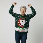 Vrouw in groene foute kersttrui met Kerstman op sneakers met pailletten