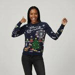Vrouw in marineblauwe kersttrui Kerstsprookje met oplichtende ledlampjes