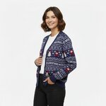 Vrouw in marineblauw kerstvest Sneeuwballengevecht met sneeuwpoppen