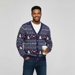Man in blauw kerstvest met Kerstmannen en sneeuwvlokken