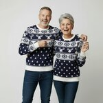 Stel in blauwe kersttrui De Klassieker met witte rendieren en sneeuwvlokken