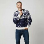 Man in marineblauwe kersttrui De Klassieker met gebreide rendieren