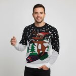 Man in grappige kersttrui met Rudolph op een sneeuwscooter