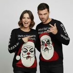 Rockend stel in de zwarte foute kersttrui Santa is Satan