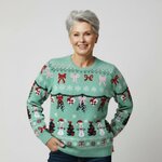 Vrouw in pastel mintgroene kersttrui Zachte feestvreugde