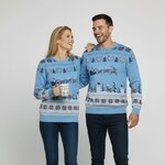 Stel in hemelsblauwe kersttruien Sledetocht met de Kerstman en rendieren