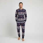 Man in nachtblauwe kerstpyjama Kerstnacht met Kerstman en kerstbomen