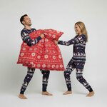 Vrienden in nachtblauwe kerstpyjama Kerstnacht met rood-witte kerstmotieven