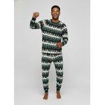 Man in bosgroene kerstpyjama met kerstbomen en sneeuwpoppen