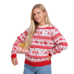 Vrouw in rood-witte foute kersttrui met rendieren en kerstbomen