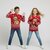 Kinderen in rode kersttrui Klein hondje met hondje met kerstmuts