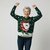 Vrouw in groene foute kersttrui met Kerstman op sneakers met pailletten