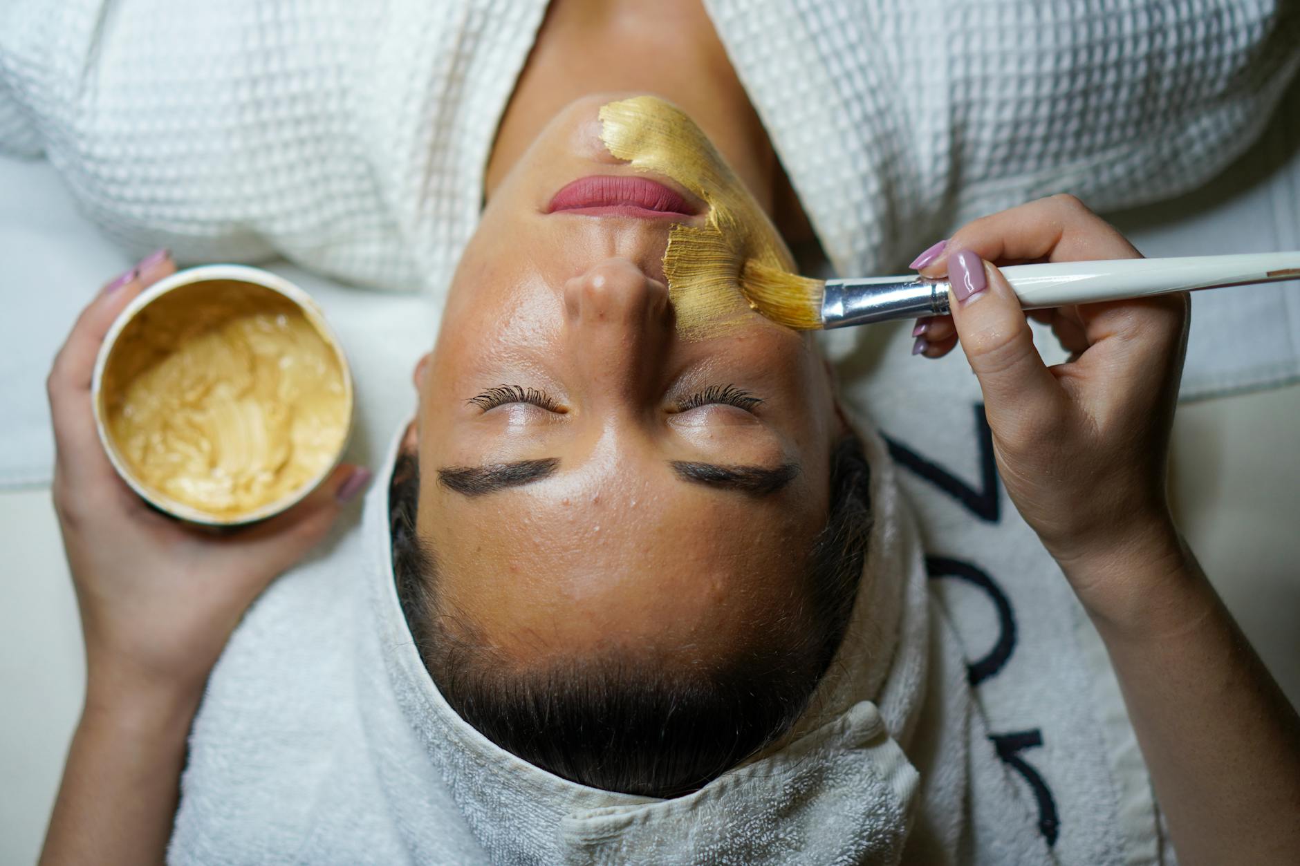 femme faire masque facial