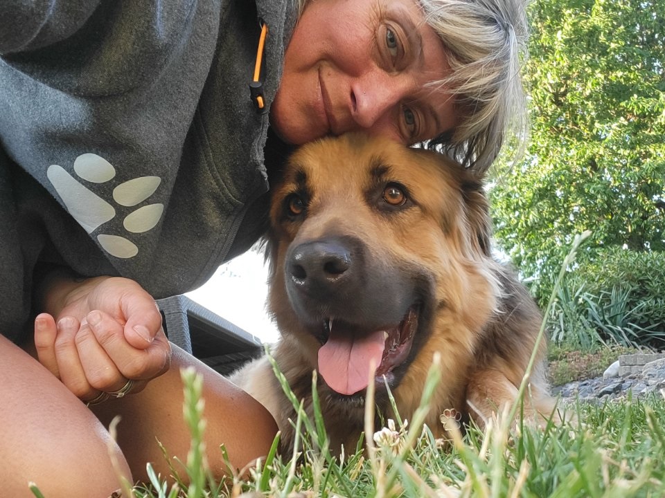 femme calin chien poils longs jardin 1