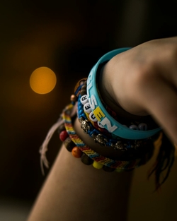 Photo En Gros Plan D'une Personne Portant Des Bracelets Assortis