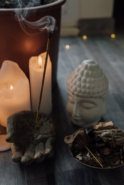 Brûler Des Bougies Et De L'encens Sur Une Surface En Bois
