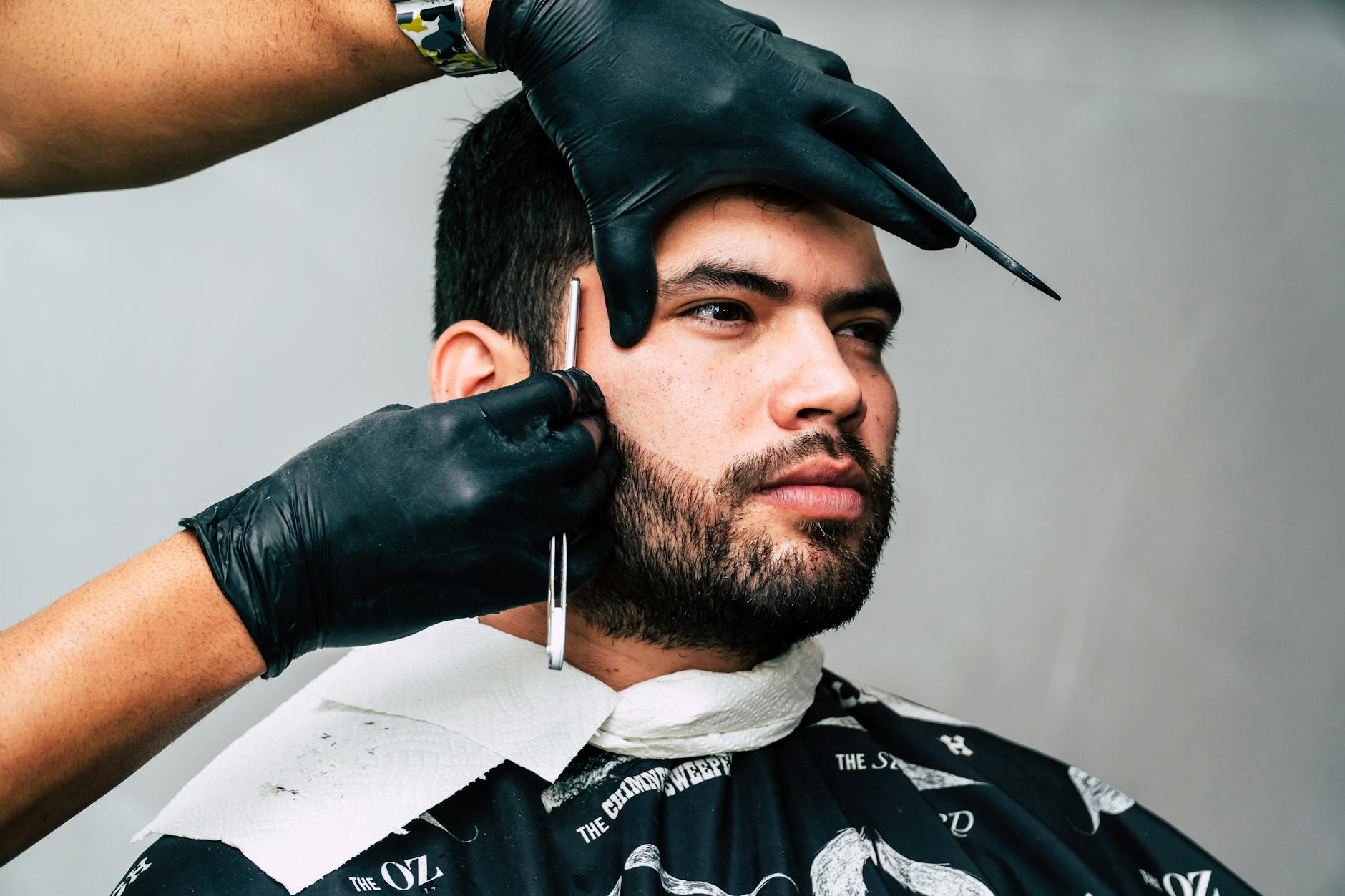 homme prendre rasage barbe