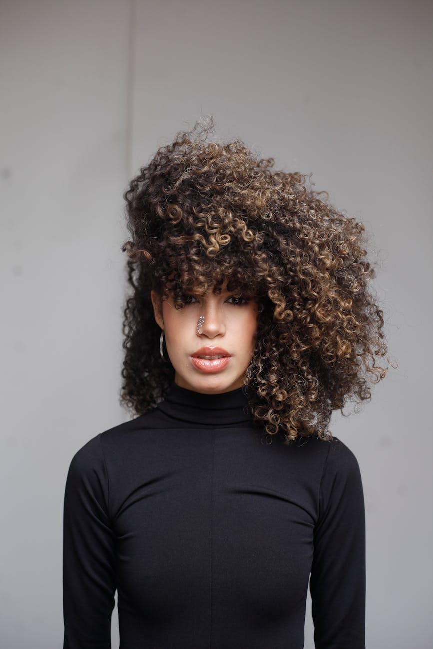 portrait de femme aux cheveux boucles volumineux