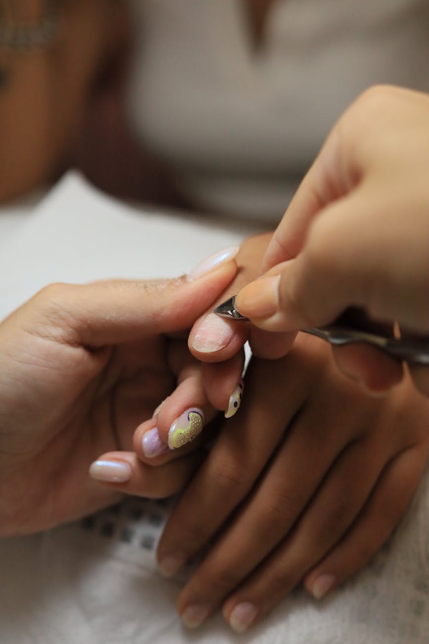 gros plan sur une manucure professionnelle avec coupe des cuticules a istanbul