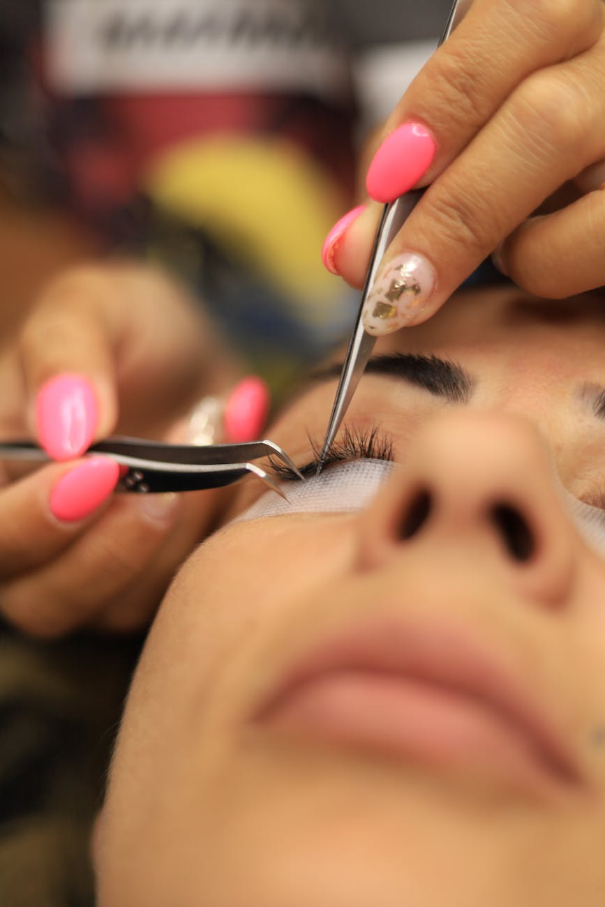 gros plan detaille d une pose d extensions de cils dans un salon de beaute