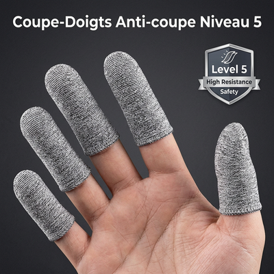 Photo produit e-commerce professionnelle _ main portant des couvre-doigts anti-coupure gris chiné en textile technique sur fond gris foncé. Les couvre-doigts sont portés sur plusieurs doigts, montrant la texture t