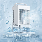 Ventilateur portable blanc avec brumisateur sur fond bleu clair glacé avec effet eau et glaçons. Produit blanc en angle 3_4 montrant le réservoir d'eau transparent. Texte en français _Grande Capacité Réservoir d'E