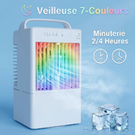 Ventilateur portable blanc avec brumisateur sur fond bleu clair glacé. Vue montrant la veilleuse avec effet lumineux multicolore 7 couleurs (arc-en-ciel doux). Texte en français _Veilleuse 7 Couleurs_ et _Minuteri