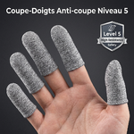 Photo produit e-commerce professionnelle _ main portant des couvre-doigts anti-coupure gris chiné en textile technique sur fond gris foncé. Les couvre-doigts sont portés sur plusieurs doigts, montrant la texture t