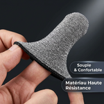 Photo produit e-commerce professionnelle en gros plan _ main tenant et montrant un seul couvre-doigt anti-coupure gris chiné en textile technique sur fond gris foncé. Vue détaillée de la texture tissée serrée et r