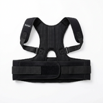 Photo professionnelle produit e-commerce _ correcteur de posture dorsal noir BeeChap sur fond blanc pur, vue de face du produit seul posé à plat, éclairage studio doux, ombres légères, rendu net et propre, sty (3)