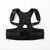 Photo professionnelle produit e-commerce _ correcteur de posture dorsal noir BeeChap sur fond blanc pur, vue de face du produit seul posé à plat, éclairage studio doux, ombres légères, rendu net et propre, sty (3)